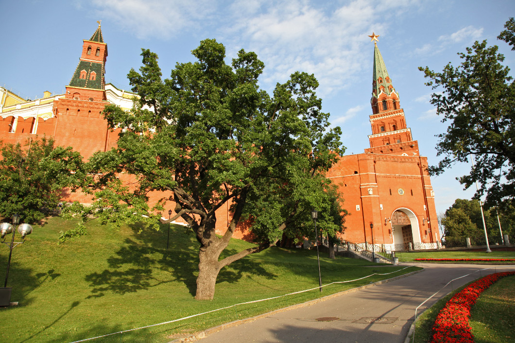 Оружейная (Конюшенная) Башня – Armory (Stables) Tower (by Aloisio da Milano, 1493-1495) to viewers left, and then Боровицкая (Предтеченская) башня – Borovitskaya (Baptist) Tower (1490 by Solari – Солари) surmounted by Communist symbol