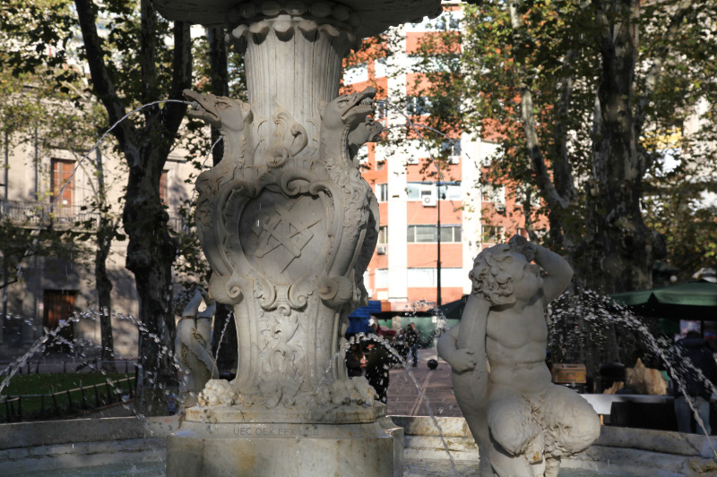 Fuente de la Plaza de la Constitución square hammer compase